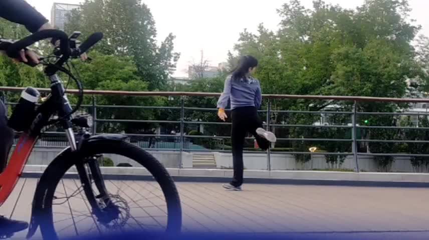 50虚岁的女士，算老阿姨档，还是，小姐姐栏